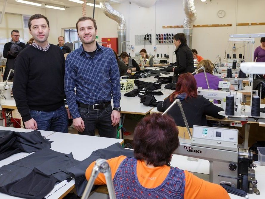 Richard und Robert Waibel, Geschäftsführer: „Wir sind für die Zukunft gut gerüstet und können unseren Mitarbeiterinnen sichere und gesunde Arbeitsbedingungen garantieren.“ Richard und Robert Waibel, Geschäftsführer: „Wir sind für die Zukunft gut gerüstet und können unseren Mitarbeiterinnen sichere und gesunde Arbeitsbedingungen garantieren.“