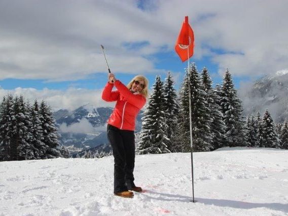 Elisabeth Unterweger ist eine begeisterte Wintergolferin. Elisabeth Unterweger ist eine begeisterte Wintergolferin.