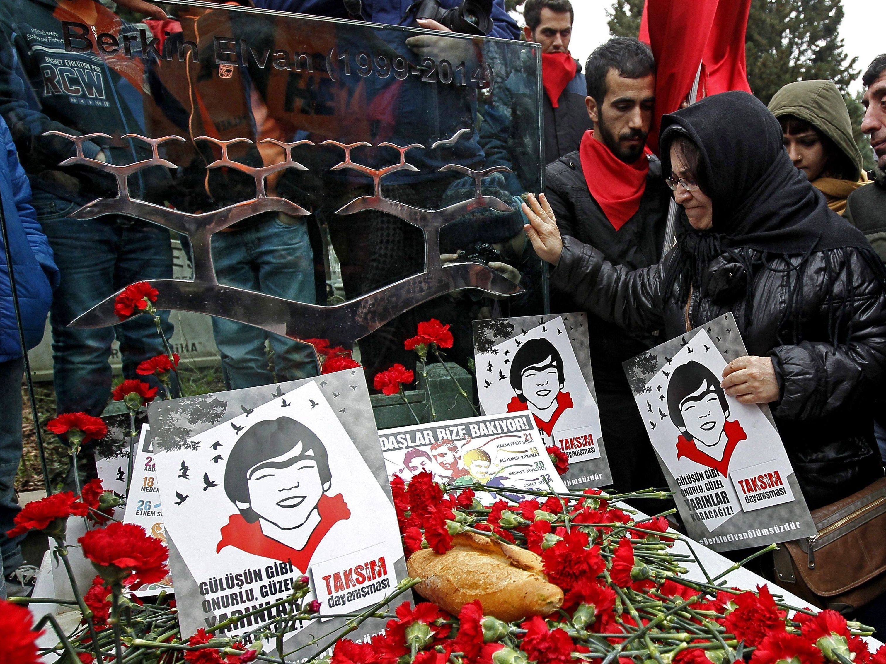 Bewaffnete nehmen Staatsanwalt, der mit Fall Berkin Elvan befasst ist, als Geisel. Bewaffnete nehmen Staatsanwalt, der mit Fall Berkin Elvan befasst ist, als Geisel.