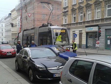Erneut kam es in Wien zu einem Unfall zwischen einem Pkw und einer Bim. Erneut kam es in Wien zu einem Unfall zwischen einem Pkw und einer Bim.