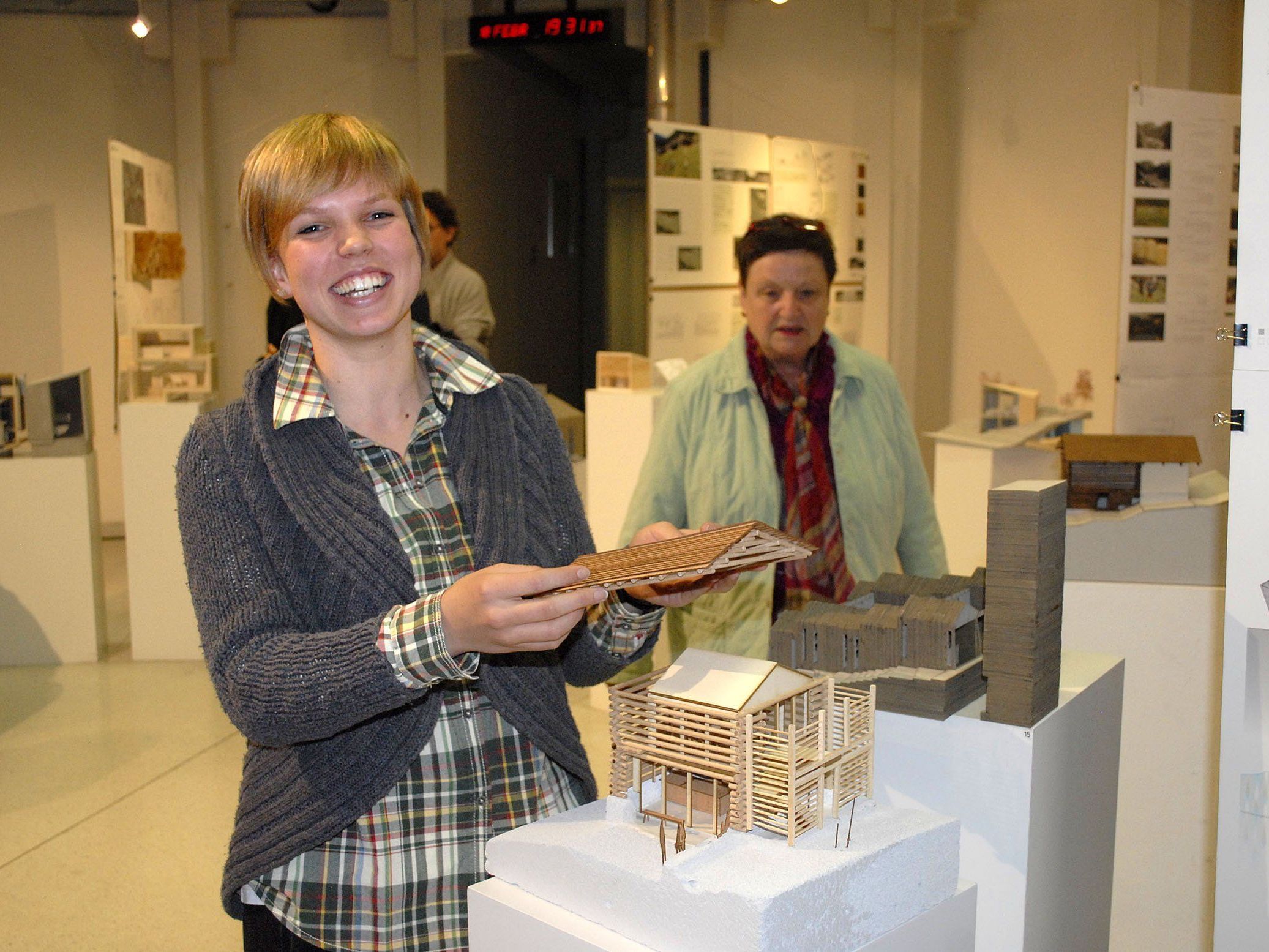 Architekturstudentin Katharina Scharler aus Reuthe zeigt in der Ausstellung "Zukunft Maisäß Montafon" ihren Entwurf. Architekturstudentin Katharina Scharler aus Reuthe zeigt in der Ausstellung "Zukunft Maisäß Montafon" ihren Entwurf.