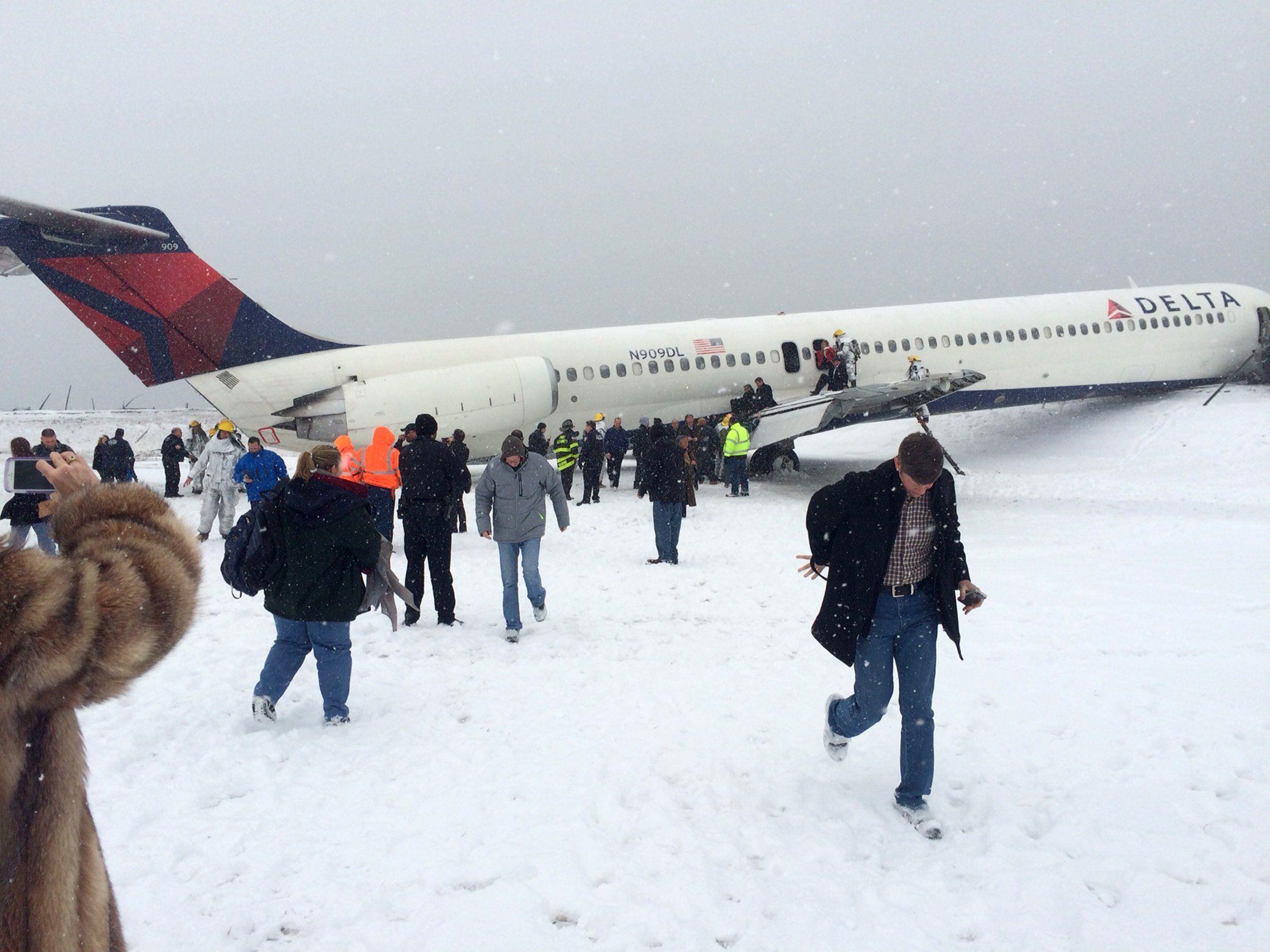 Flugzeug rutscht am Airport LaGuardia in New York von Landebahn.
