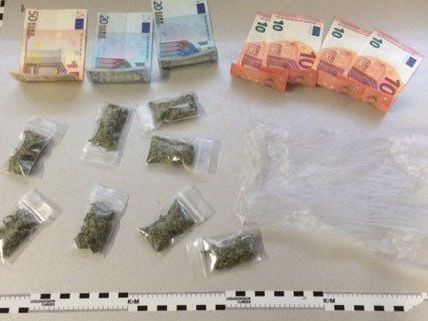 Die Polizei hat Drogen und Bargeld sichergestellt. Die Polizei hat Drogen und Bargeld sichergestellt.