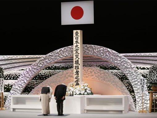 Japans Kaiserpaar Akihito und Michiko gedenken der Opfer der Dreifachkatastrophe vom 11. März 2011.