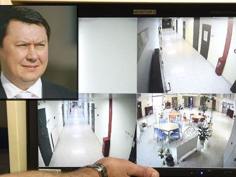 Der Überwachungsmonitor jenes Zellentraktes, in dem der ehemalige kasachische Botschafter Rakhat Aliyev tot aufgefunden wurde. Der Überwachungsmonitor jenes Zellentraktes, in dem der ehemalige kasachische Botschafter Rakhat Aliyev tot aufgefunden wurde.