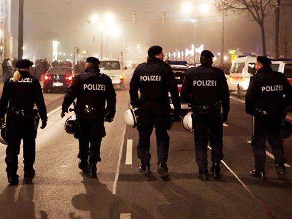 Die Wiener Polizei sorgt seit einiges Wochen mit gewalttätigen Festnahmen für Schlagzeilen.