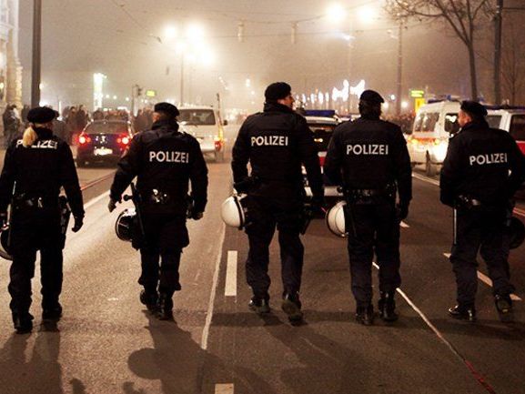 Die Wiener Polizei sorgt seit einiges Wochen mit gewalttätigen Festnahmen für Schlagzeilen. Die Wiener Polizei sorgt seit einiges Wochen mit gewalttätigen Festnahmen für Schlagzeilen.