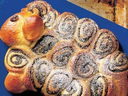 Das Osterlämmchen aus Germteig wird niedlich dekoriert. Das Osterlämmchen aus Germteig wird niedlich dekoriert.