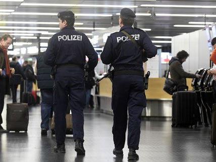 Die Polizei nahm am Flughafen den jungen Islamisten fest