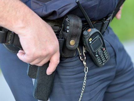 Ein Polizist wurde bei dem Vorfall schwer verletzt. Ein Polizist wurde bei dem Vorfall schwer verletzt.