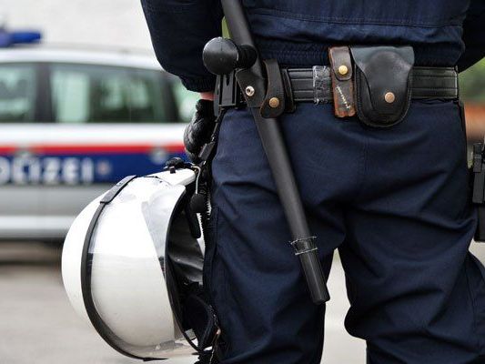 Ein 42-Jähriger wirft der Polizei Misshandlung vor. Ein 42-Jähriger wirft der Polizei Misshandlung vor.