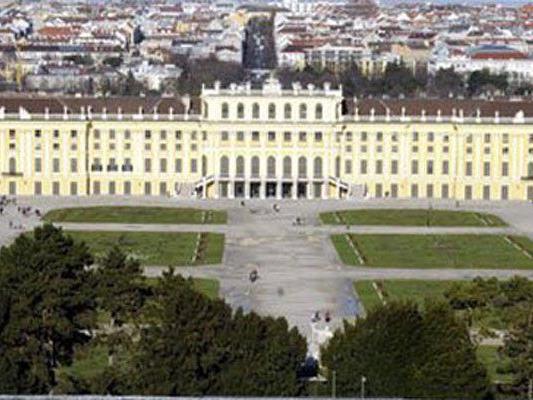 Schönbrunn zieht viele Touristen an.