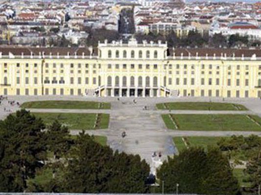 Schönbrunn zieht viele Touristen an. Schönbrunn zieht viele Touristen an.