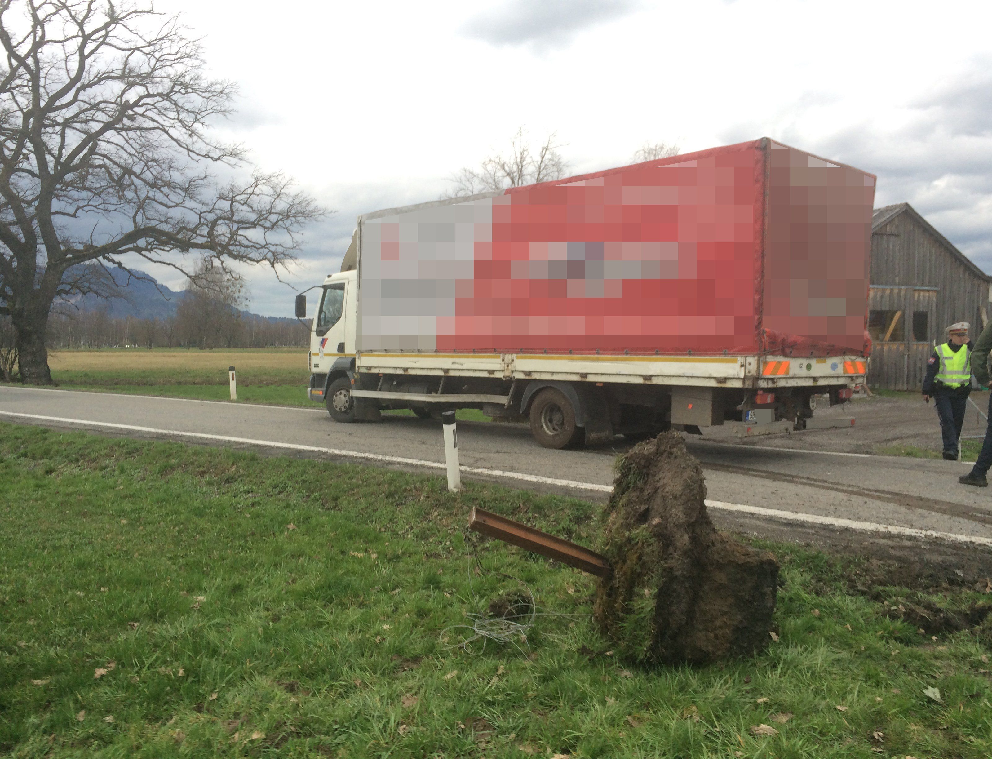 Auf dem Stahlprofil im Bildvordergrund blieb der Lkw hängen. Auf dem Stahlprofil im Bildvordergrund blieb der Lkw hängen.