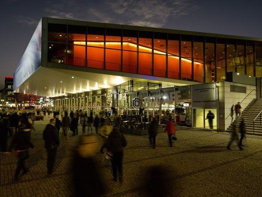Das Event in der Stadthalle schafft viele Arbeitsplätze. Das Event in der Stadthalle schafft viele Arbeitsplätze.