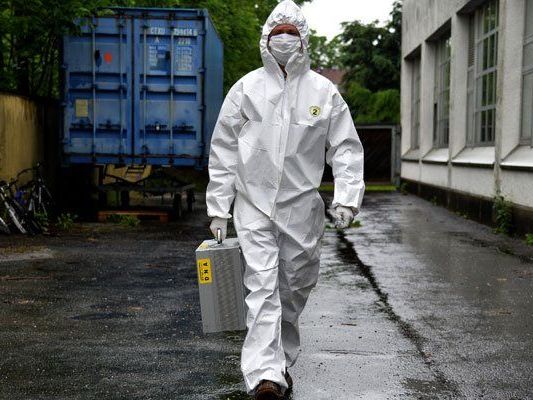 Ein Verdächtiger wurde nach der Messerattacke von den Ermittlern festgenommen. Ein Verdächtiger wurde nach der Messerattacke von den Ermittlern festgenommen.