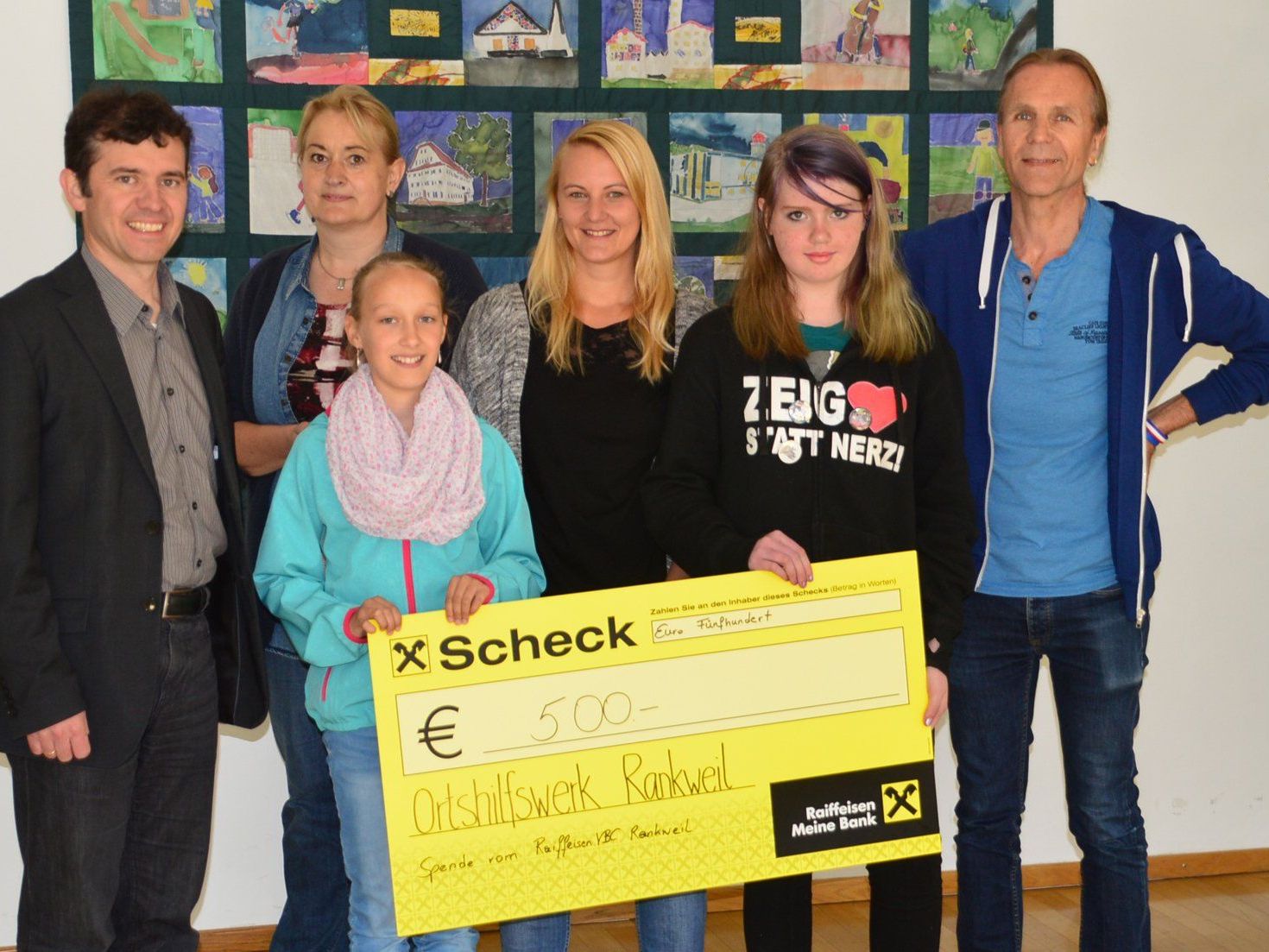 Scheckübergabe für das Ortshilfswerk. v.l. Bgm. Martin Summer, Erika Mayerhofer, Celine Lampert, Jeanine Köck, Antonia Bonmassar und Obmann Gerwin Mayerhofer Scheckübergabe für das Ortshilfswerk. v.l. Bgm. Martin Summer, Erika Mayerhofer, Celine Lampert, Jeanine Köck, Antonia Bonmassar und Obmann Gerwin Mayerhofer