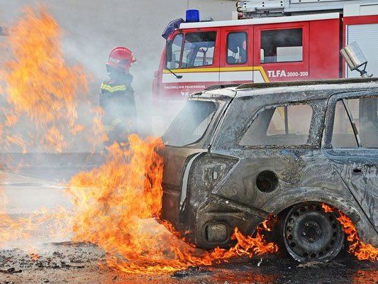 Am Montag stand ein Pkw im Bezirk Mödling in Vollbrand.