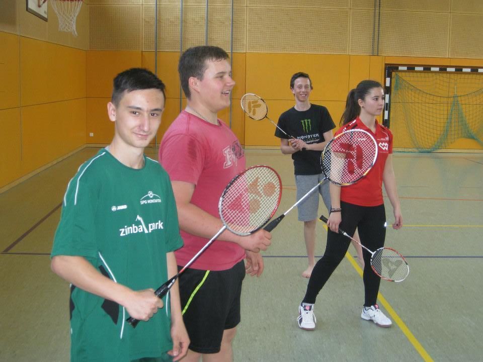 Die Schülerinnen und Schüler lernten diesmal eine weniger bekannte Sportart kennen: Badminton. Die Schülerinnen und Schüler lernten diesmal eine weniger bekannte Sportart kennen: Badminton.