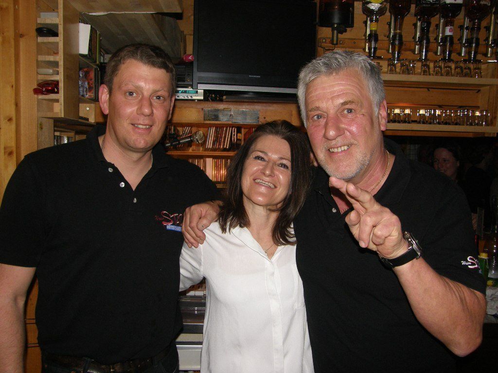 Michael (li.) und Erich Lehner sowie Bar-Chefin Krimhild Lang luden letztmalig in den "Stadl". Michael (li.) und Erich Lehner sowie Bar-Chefin Krimhild Lang luden letztmalig in den "Stadl".