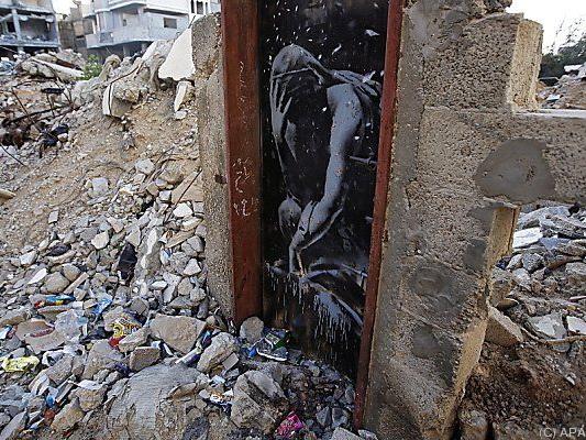 Banksy malte Göttin Niobe auf Eingang eines zerstörten Hauses