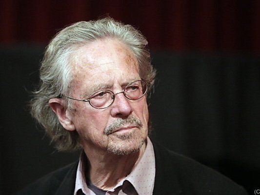 Handke überreicht dem Verlag handschriftliche Manuskripte Handke überreicht dem Verlag handschriftliche Manuskripte