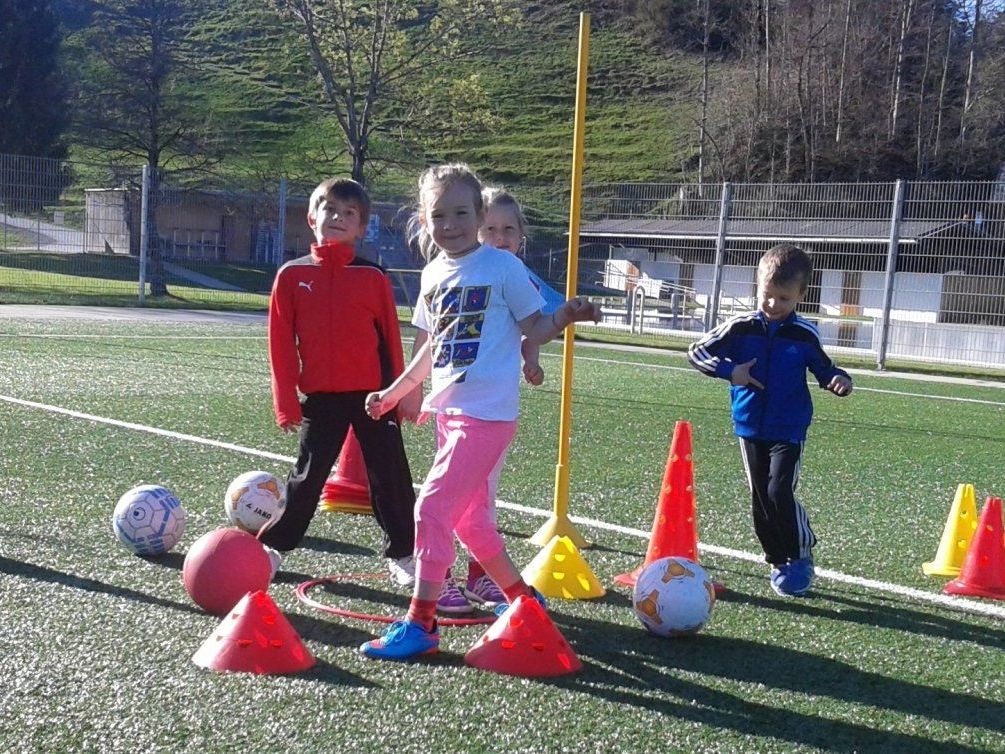 Die Bewegungsschule des FC Hittisau kommt bei den Kids sehr gut an. Die Bewegungsschule des FC Hittisau kommt bei den Kids sehr gut an.