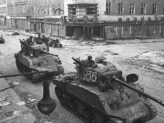Die Favoritenstraße im April 1945. Die Favoritenstraße im April 1945.