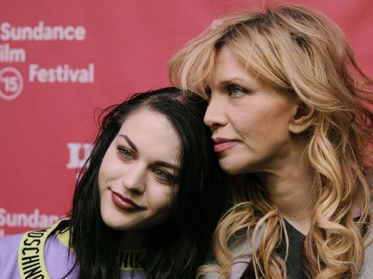 Frances Bean Cobain mit Mutter Courtney Love bei der "Cobain: Montage of Heck" Premiere. Frances Bean Cobain mit Mutter Courtney Love bei der "Cobain: Montage of Heck" Premiere.