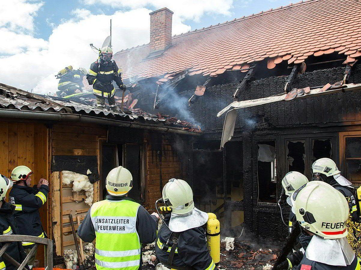 80 Einsatzkräfte waren mit Löscharbeiten in Ravelsbach im Einsatz.