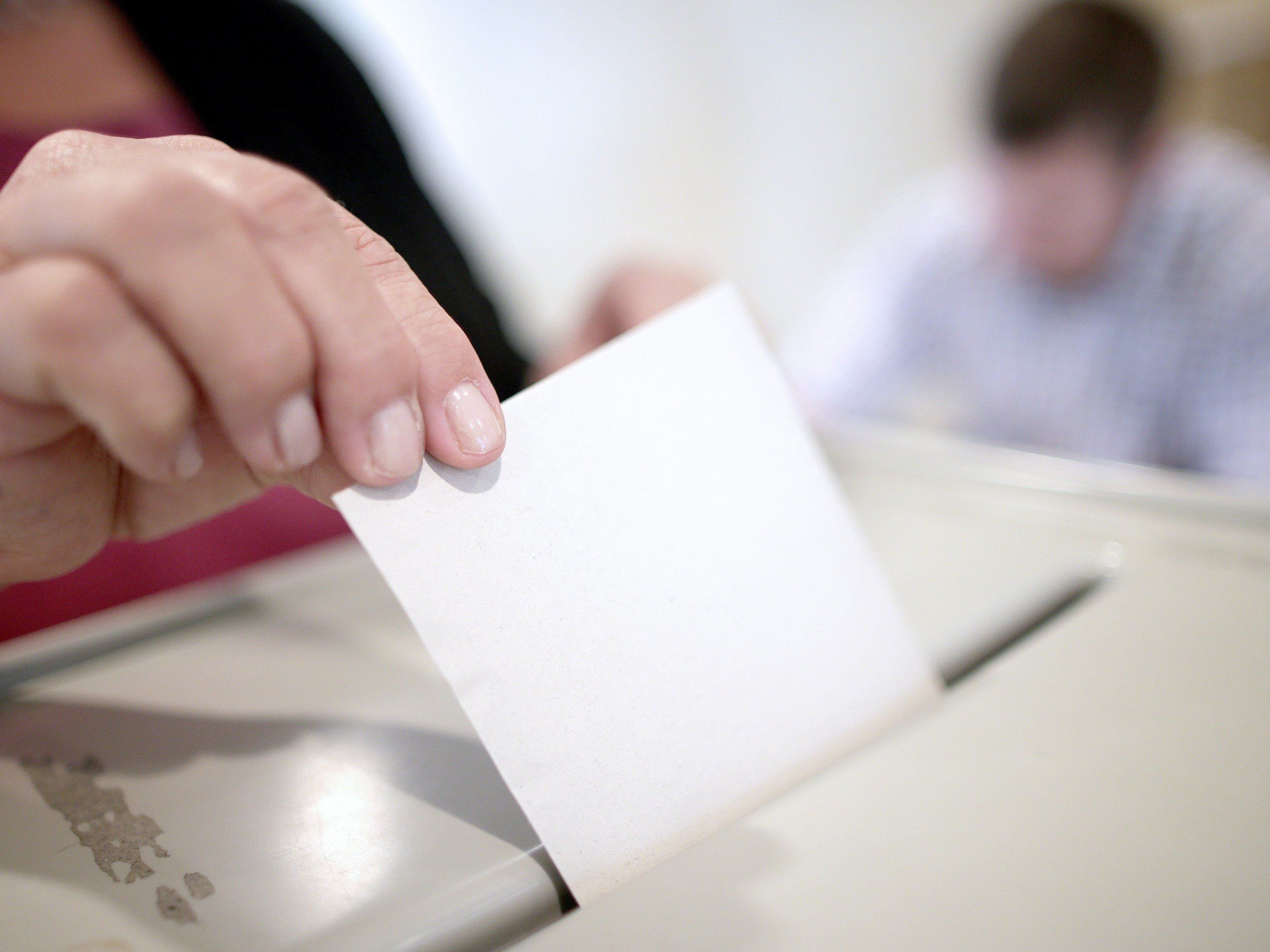 Eine erste Umfrage vor der Landtagswahl im Burgenland zeigt weniger Vertrauen in SPÖ und ÖVP. Eine erste Umfrage vor der Landtagswahl im Burgenland zeigt weniger Vertrauen in SPÖ und ÖVP.
