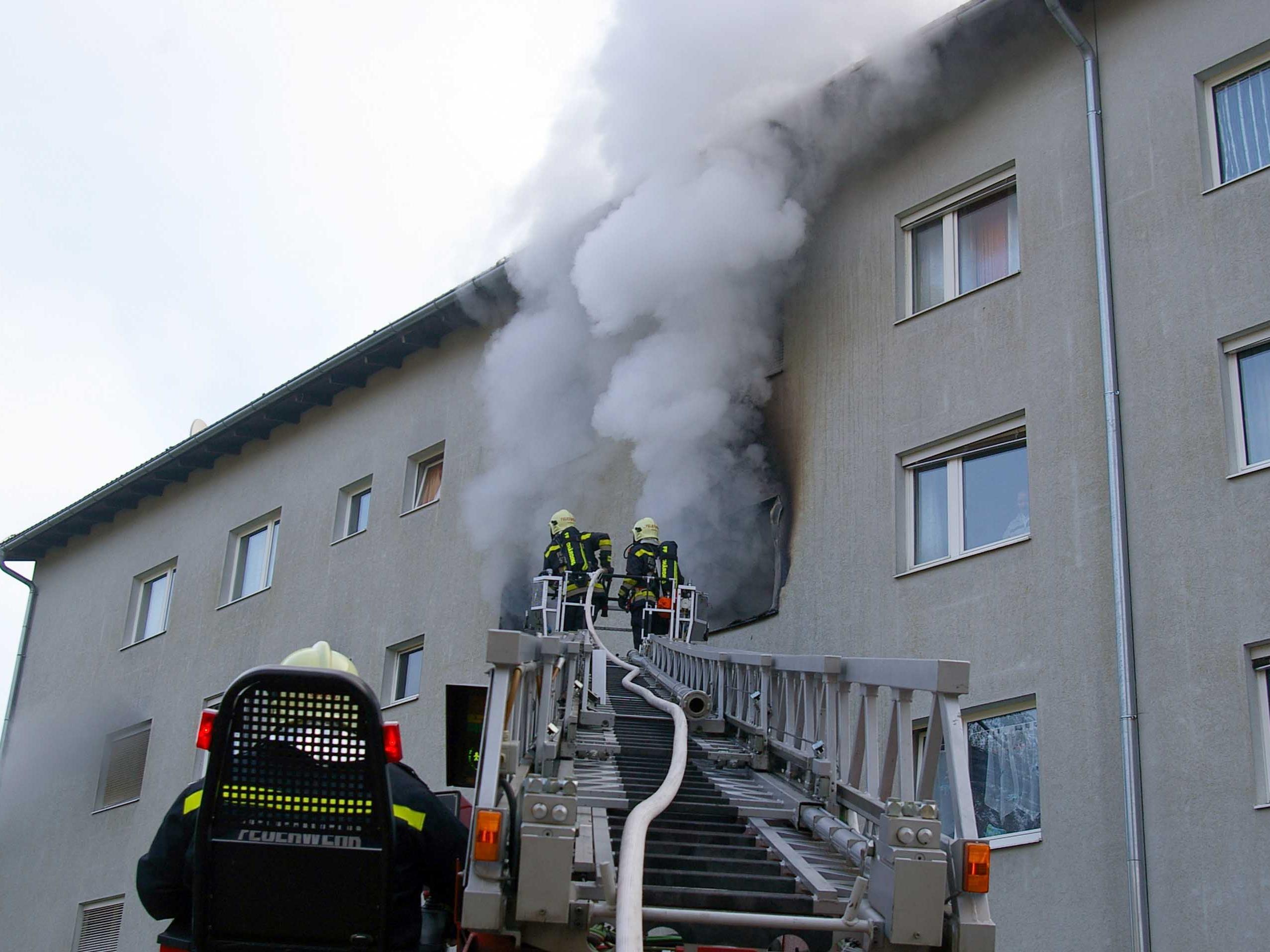 In Gerasdorf bei Wien ist Mittwochfrüh ein Wohnhaus in Brand gestanden