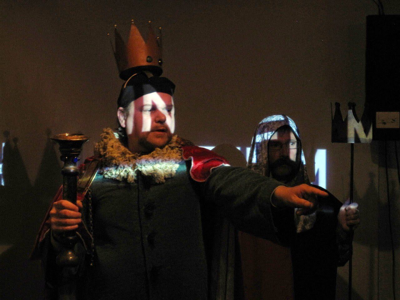 Der König begrüßte die Gäste Der König begrüßte die Gäste