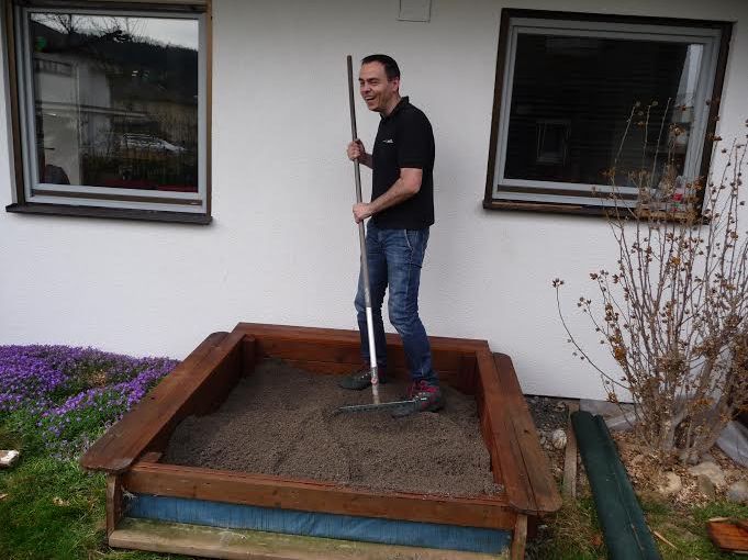 Oliver Natter half tätkräftig bei der Aktion mit und freut sich mit den über 70 Kindern über frischen Sand. Oliver Natter half tätkräftig bei der Aktion mit und freut sich mit den über 70 Kindern über frischen Sand.