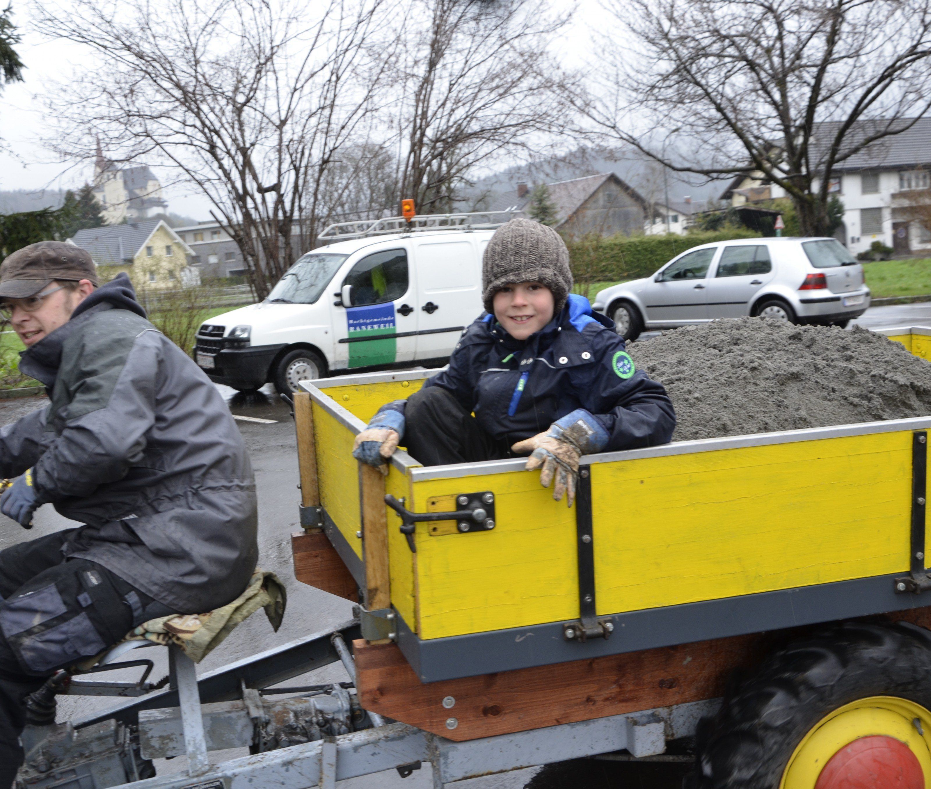 40 Tonnen Sand wurden von der Gemeinde Rankweil an 60 Familien verschenkt. 40 Tonnen Sand wurden von der Gemeinde Rankweil an 60 Familien verschenkt.