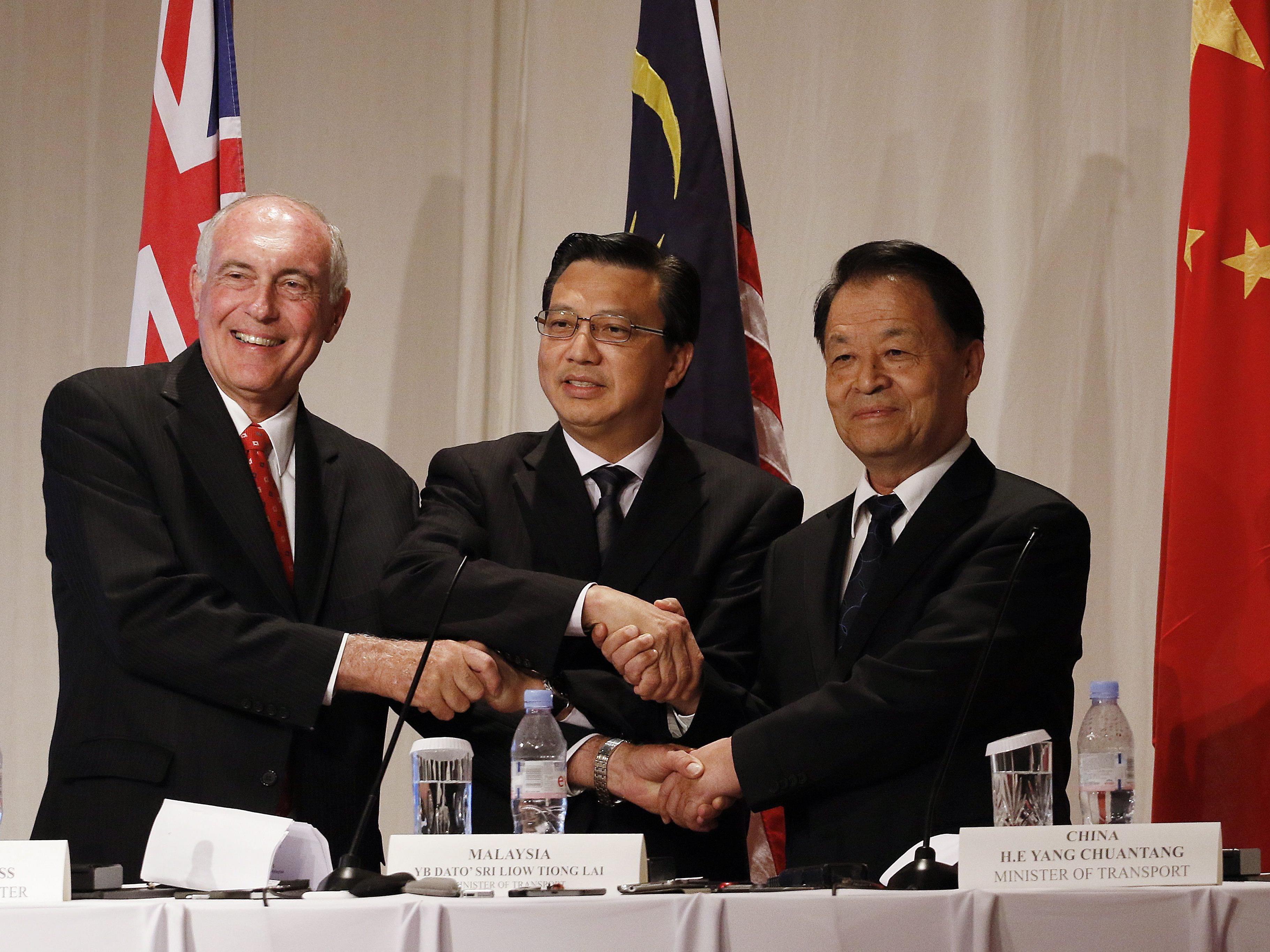 Handshake der Minister aus China, Australien und Malaysia