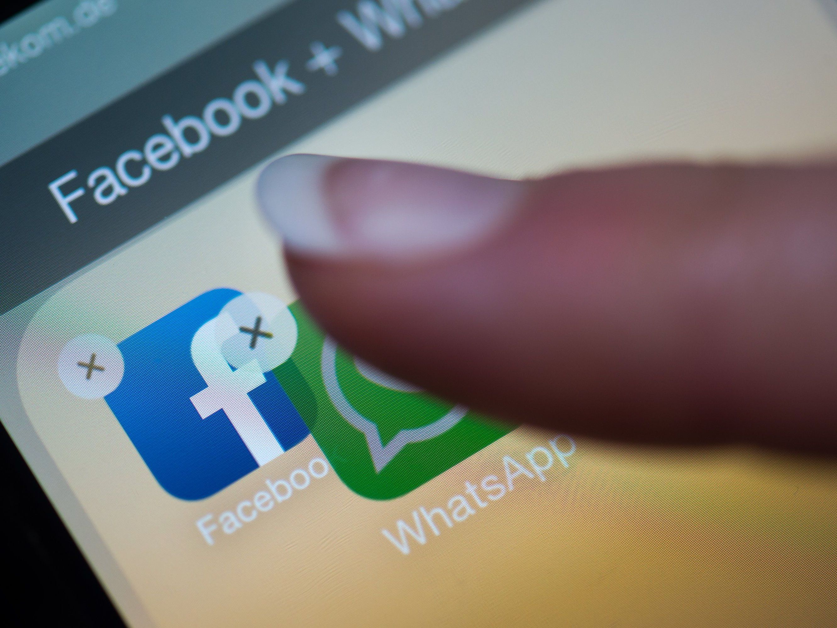 Facebook hatte WhatsApp vor einem Jahr gekauft, aber betont, dass der Dienst eigenständig bleiben solle. Facebook hatte WhatsApp vor einem Jahr gekauft, aber betont, dass der Dienst eigenständig bleiben solle.