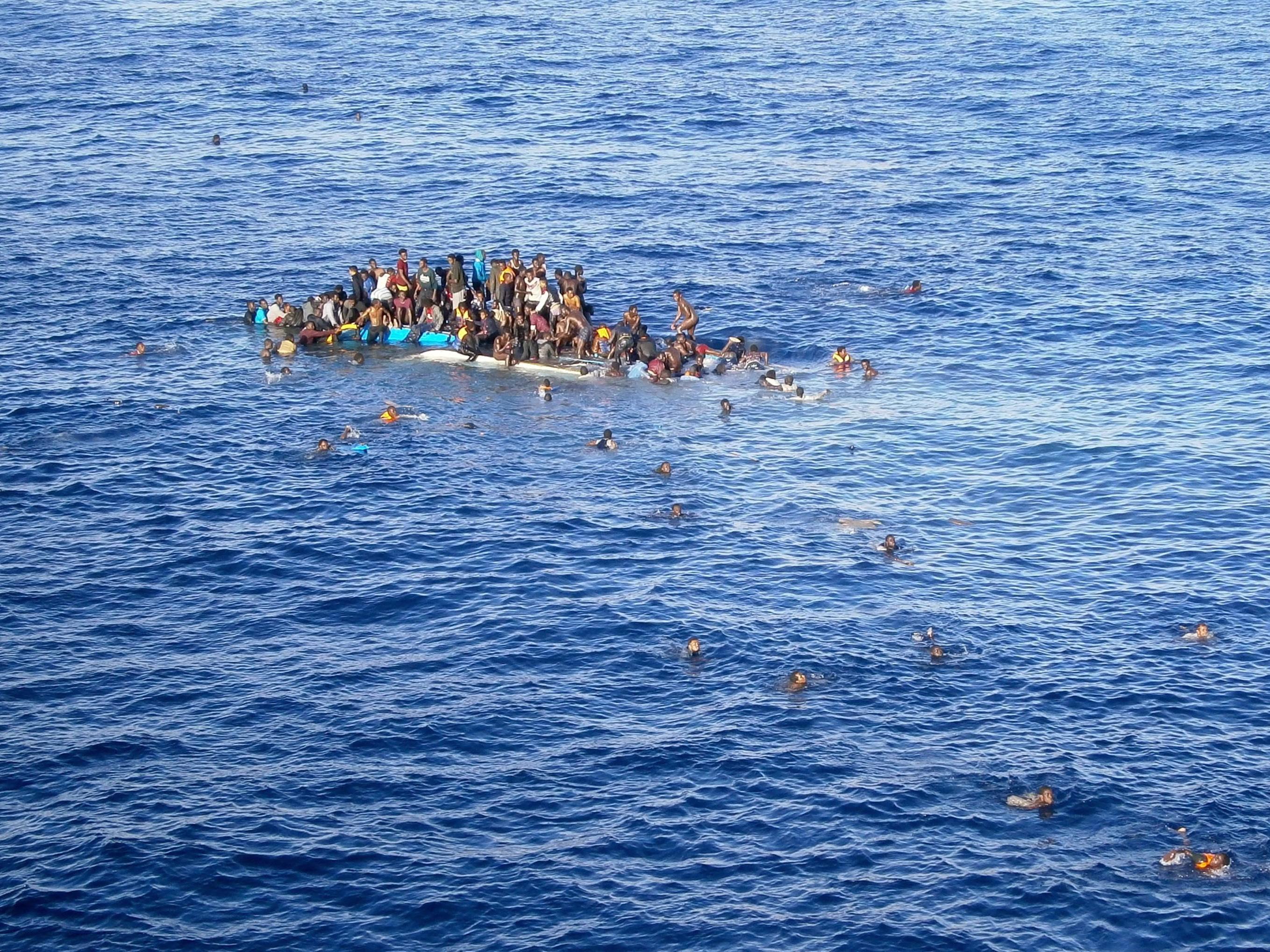 Ein völlig überladenes Flüchtlingsboot sinkt im Mittelmeer am 12. April 2015.