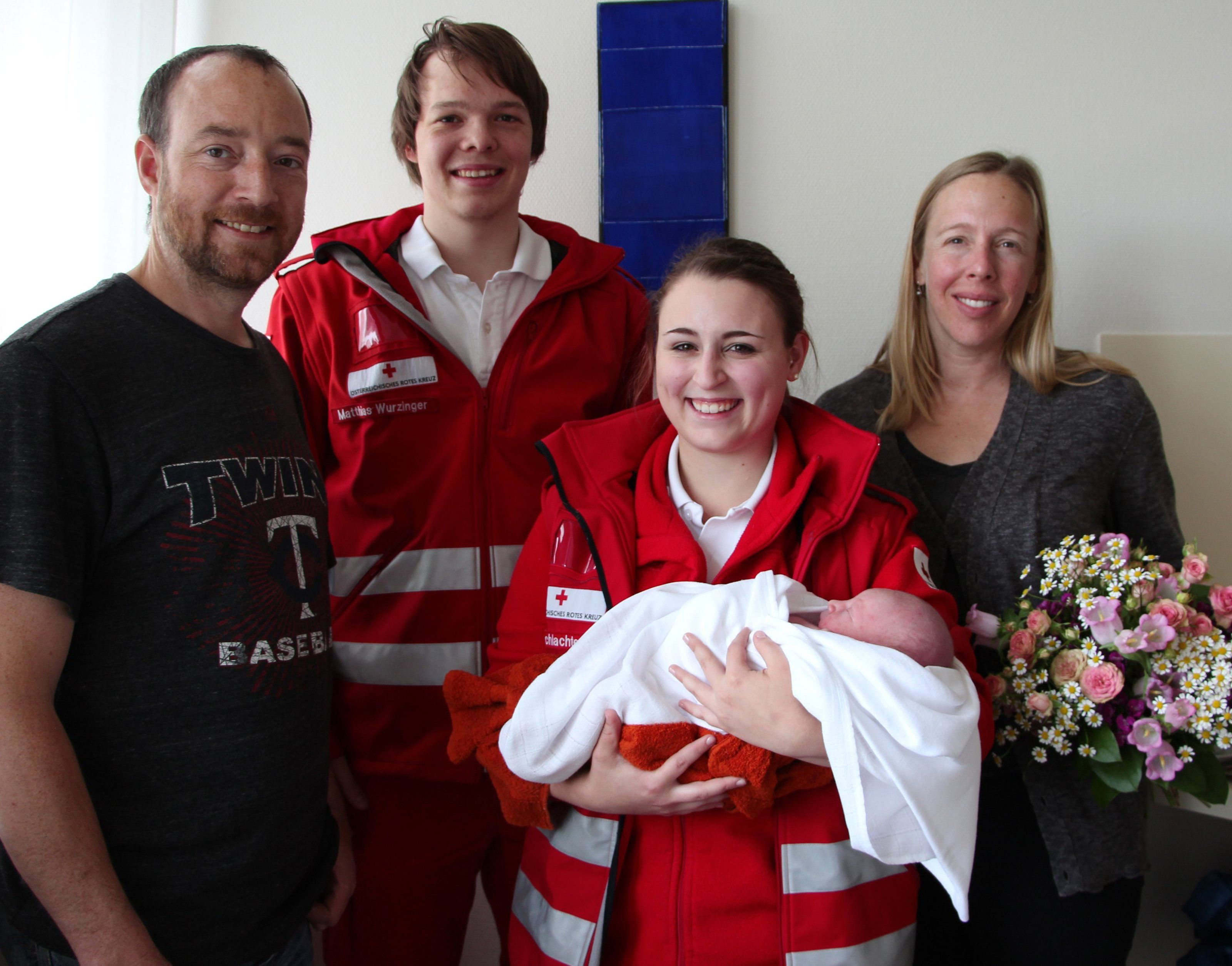 Die kleine Luisa bringt bei einer Länge von 52 cm 3,48 kg auf die Waage. Mutter und Tochter sind wohlauf. Die kleine Luisa bringt bei einer Länge von 52 cm 3,48 kg auf die Waage. Mutter und Tochter sind wohlauf.