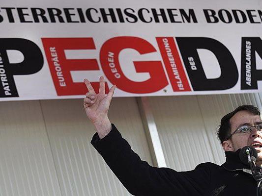 Der Schweizer Gastredner Ignaz Bearth rief bei der Pegida-Demo zum Kühnen-Gruß auf