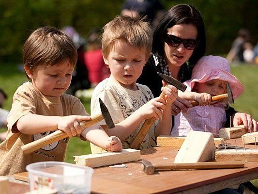 Kinder haben Spaß beim Frühlingsfest im Lainzer Tiergarten