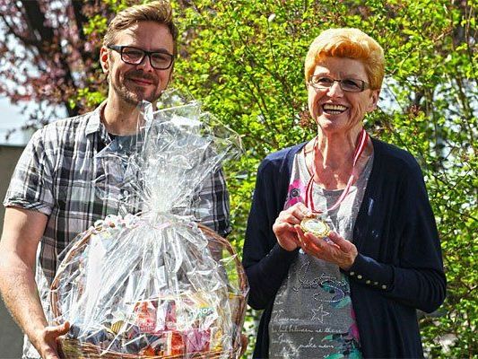 Christa Lederhofer wurde als "Tierfreundin des Jahres" geehrt Christa Lederhofer wurde als "Tierfreundin des Jahres" geehrt