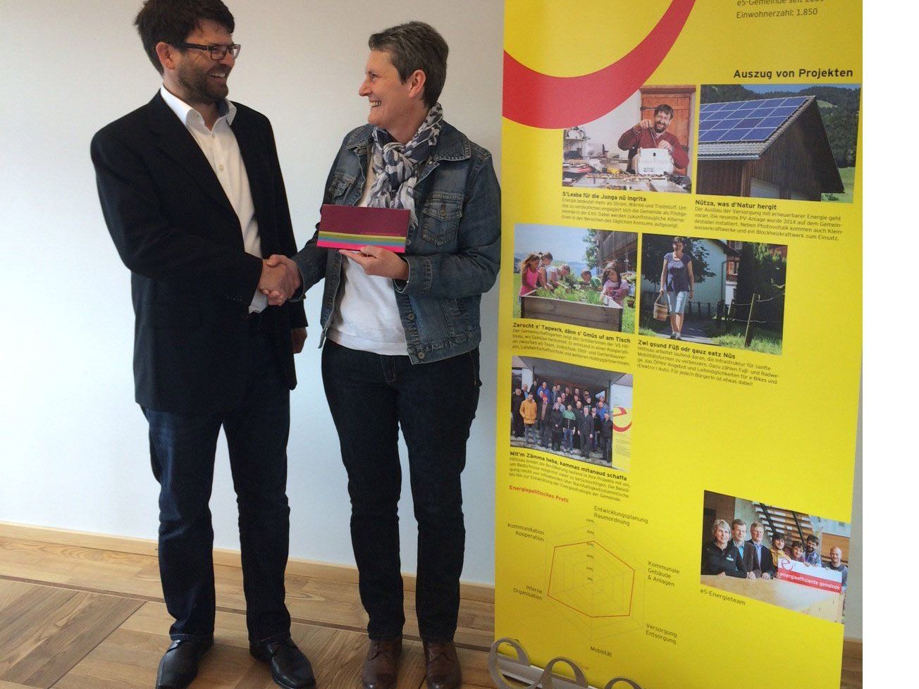 Bürgermeister Gerhard Beer gratuliert Emmi Matt zur innovativen Idee. Bürgermeister Gerhard Beer gratuliert Emmi Matt zur innovativen Idee.