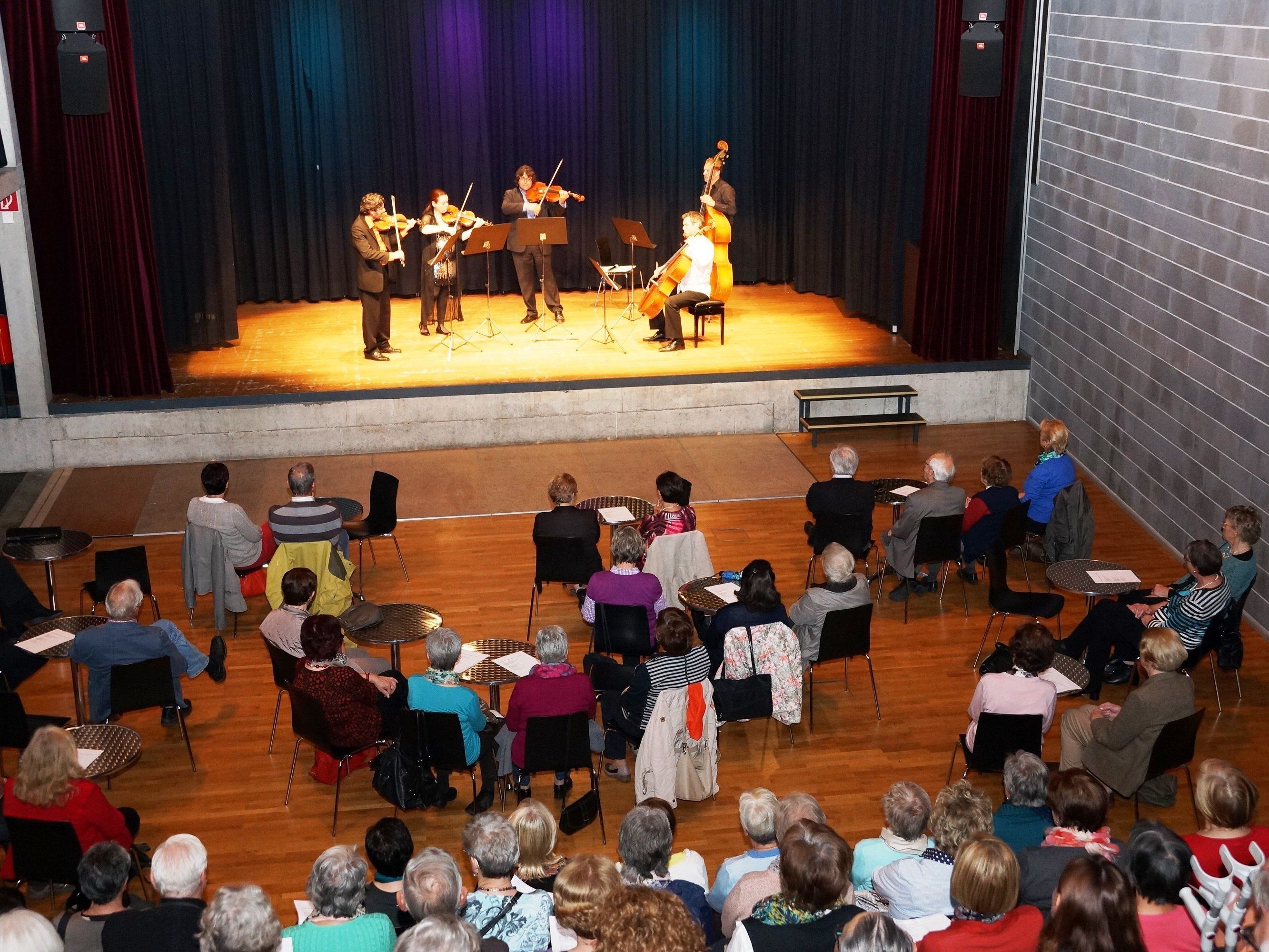 Ein beliebter Treffpunkt für Bludenzer SeniorInnen: „Musik am Nachmittag“ in der Remise. Ein beliebter Treffpunkt für Bludenzer SeniorInnen: „Musik am Nachmittag“ in der Remise.