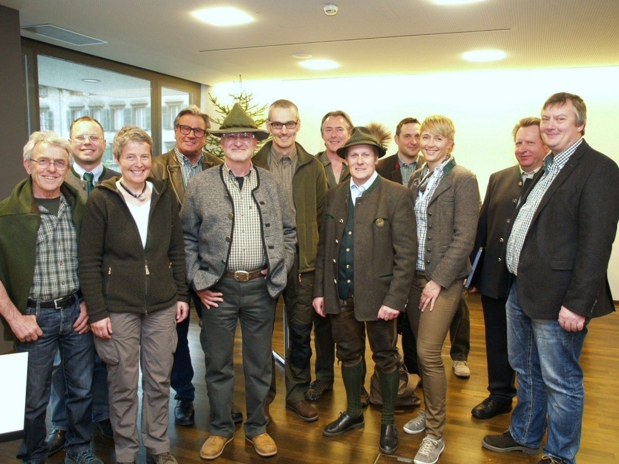 Hubert Loretter, Referent der Vorarlberger Jägerschule führte die Jungjäger durch die Sonderausstellung. Hubert Loretter, Referent der Vorarlberger Jägerschule führte die Jungjäger durch die Sonderausstellung.