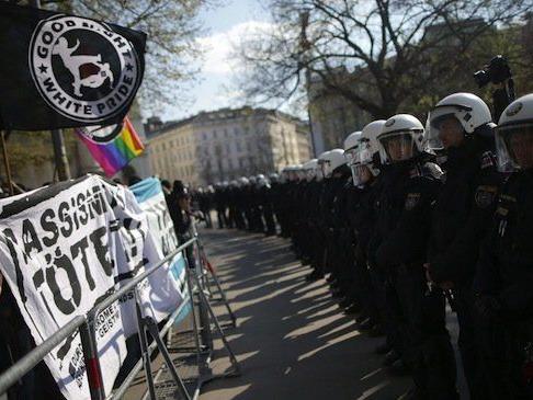 Polizisten und Teilnehmer einer Demo gegen die Standkundgebung der Pegida Wien am Sonntag