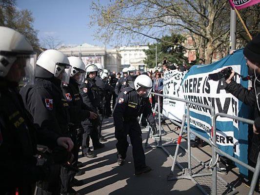 Polizisten und Teilnehmer einer Demo gegen die Standkundgebung der Pegida Wien am Sonntag