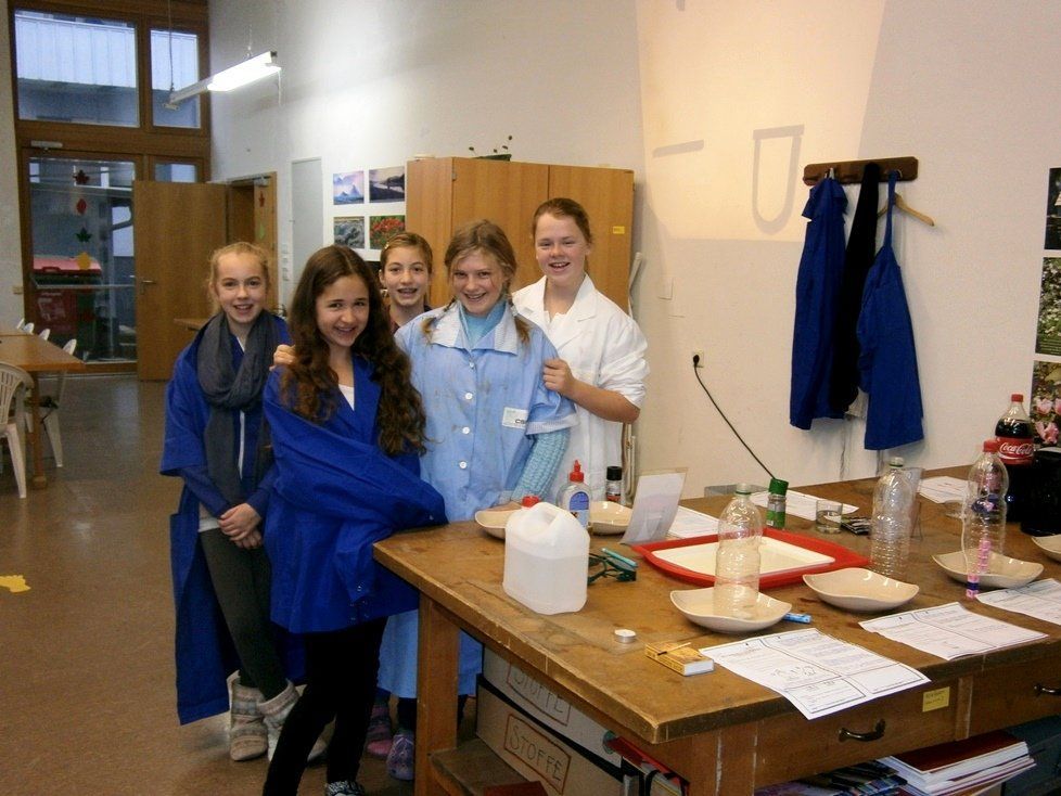 Die SchülerInnen freuen sich auf die Jubiläumsfeier Die SchülerInnen freuen sich auf die Jubiläumsfeier