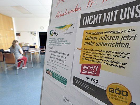 Die Lehrer-Vertreter in der Gewerkschaft Öffentlicher Dienst (GÖD) protestieren per Plakat gegen die geplante Erhöhung der Unterrichtszeit - hier das Plakat