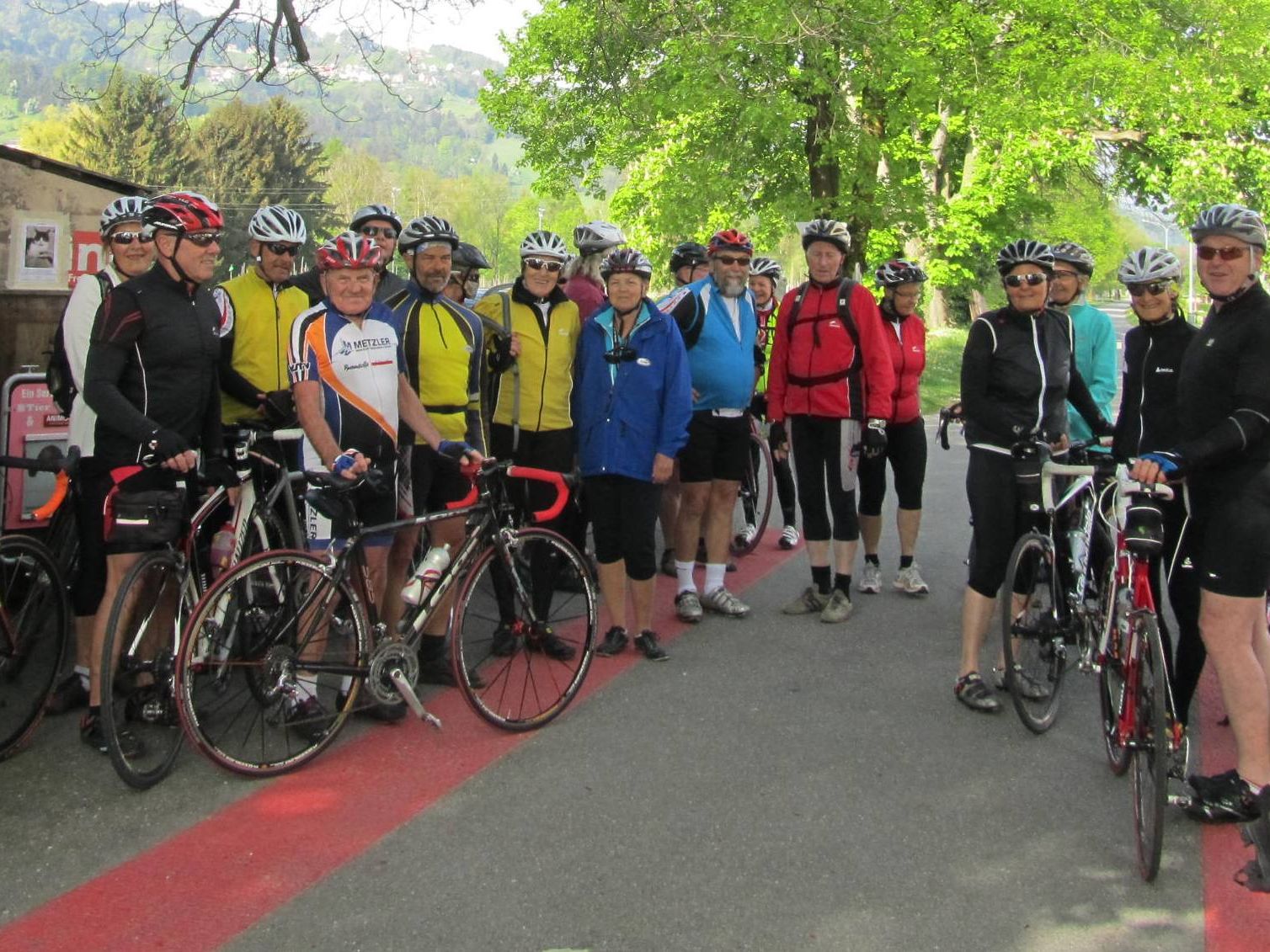 Das Rad Team an der Schweizer Grenze. Das Rad Team an der Schweizer Grenze.